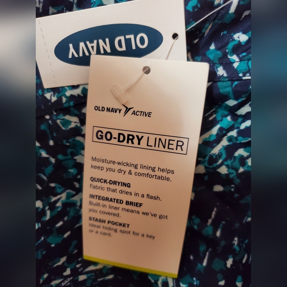 Old Navy Set Dry Liner Athletic Short, Light Support PowerSoft Bra - Picture 9 of 9